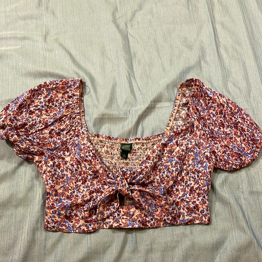 ⚙️Tie-Front Floral Crop Top